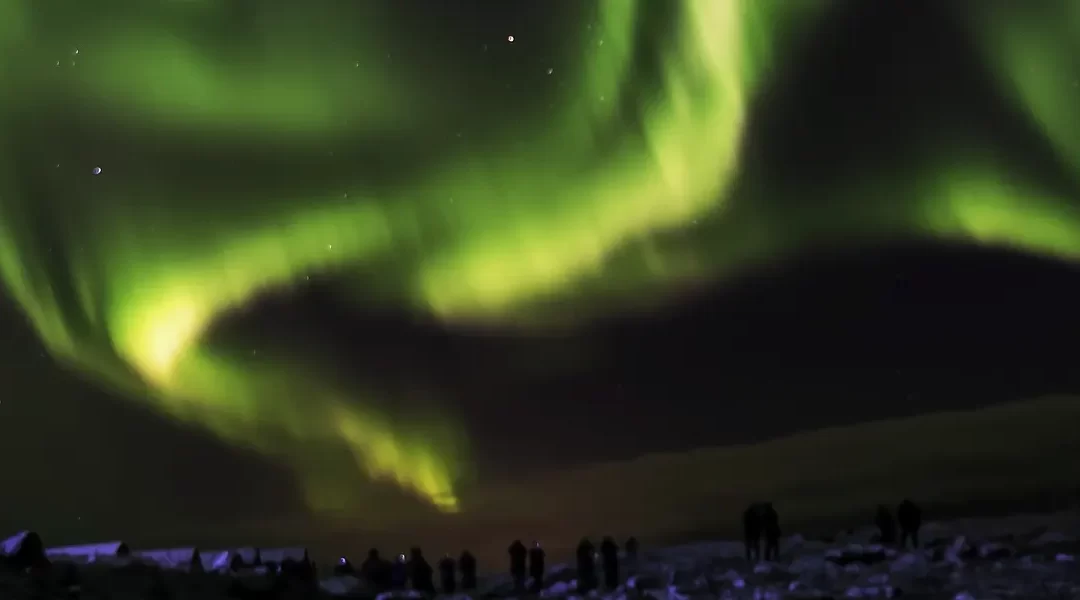 Auroras boreales y glaciares en Islandia