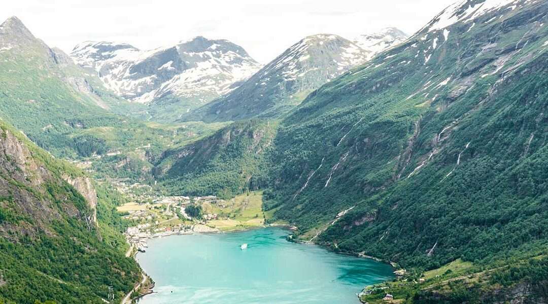 Noruega Espectacular: Fiordos y Encanto Urbano